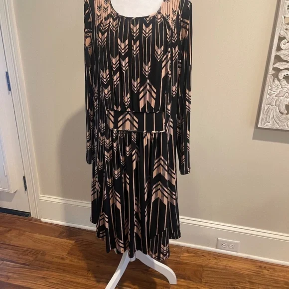 jessica simpson evening dresses Singer & Actress Jessica Simpson x Do Long Jessica Simpson @jessicasimpson  captivates in a black dress by Do Long. The sharply structured corset  silhouette hugs the body, combining velvet, lace, and feather